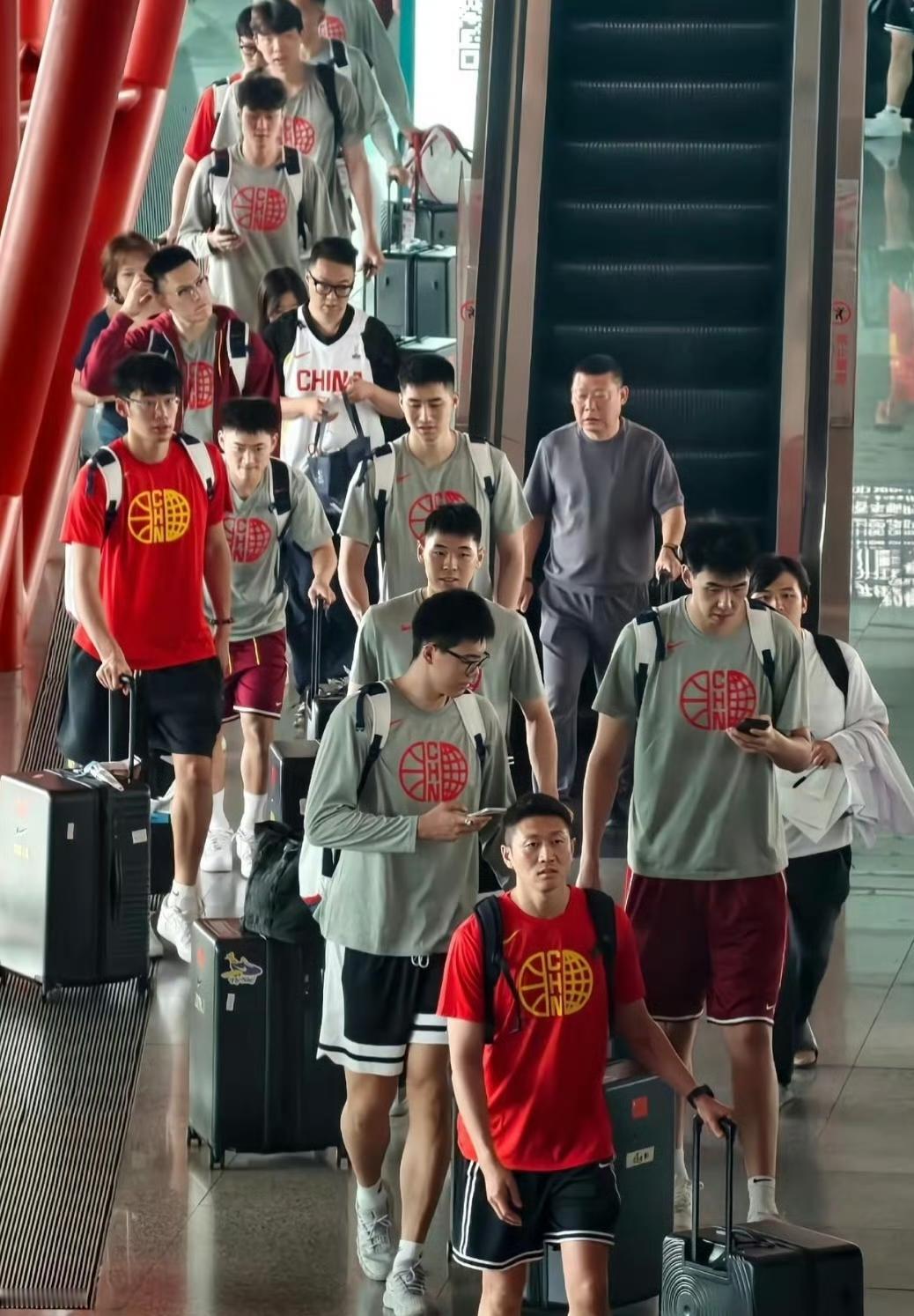 中国男篮最终出战世预赛亚洲区预选赛的阵容应该是要出来了，球队回到北京，届时最终名
