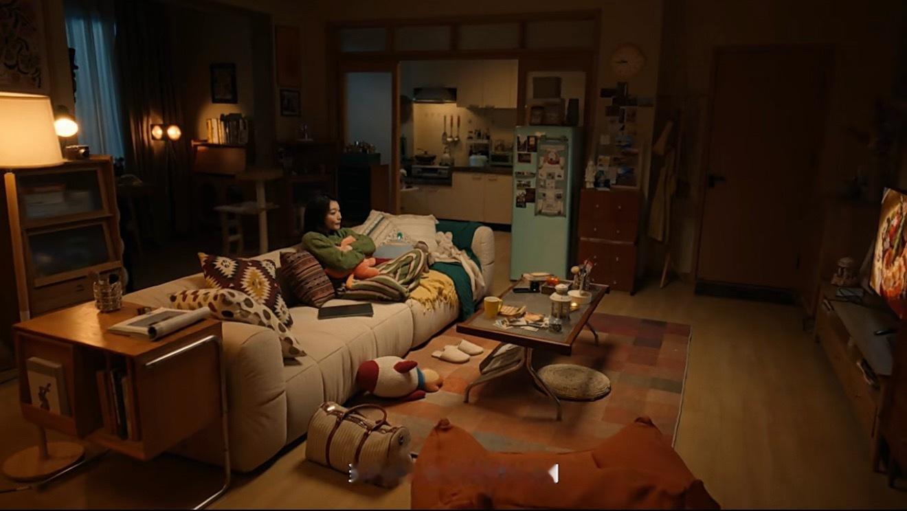 看了个视频女主刚想说吃龙虾，咣当就从电视里扔桌子上了，以为是美食节目，结果是充电