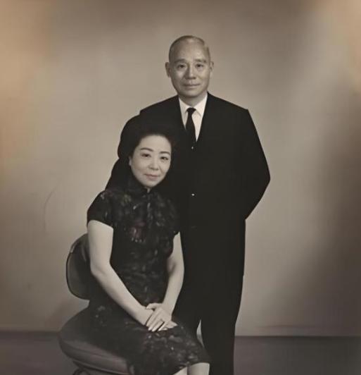 1938年，顾祝同偷偷在外养小妾，并把小妾肚子搞大，妻子许文蓉知道后，不哭不闹，