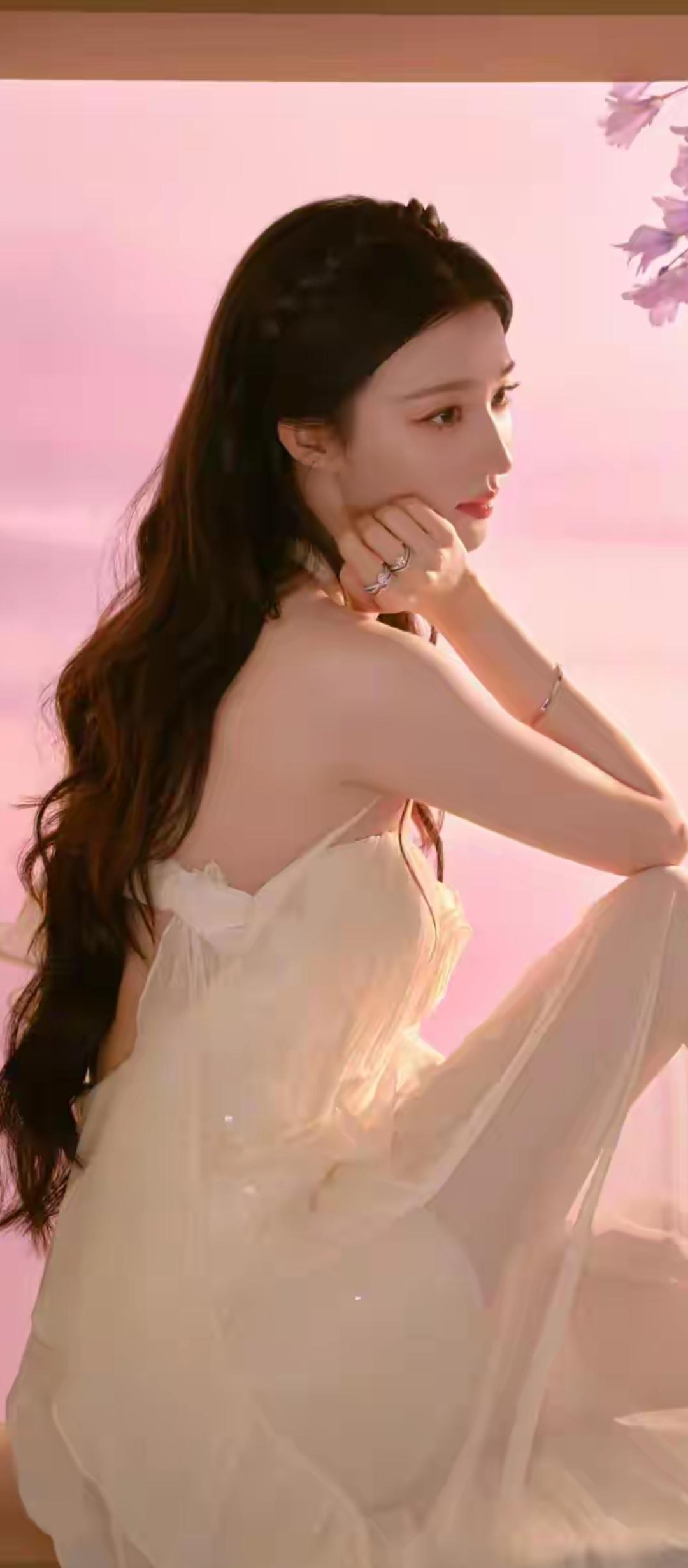 梦幻优雅美人，散发着宁静与柔美的气息。