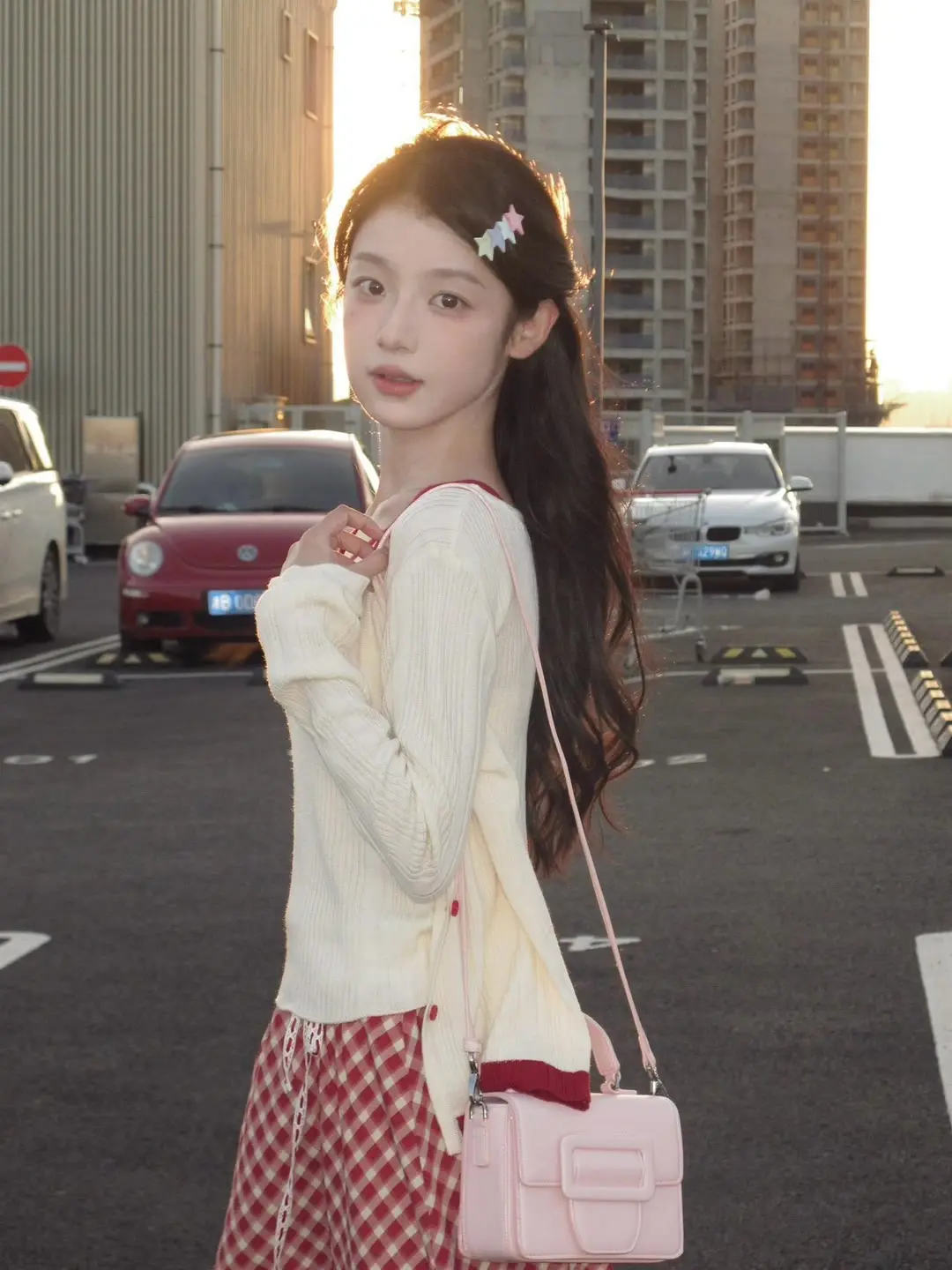 在夕阳下最后的拥抱 分享照片 少女感 氛围感 bgm一响春味就来了