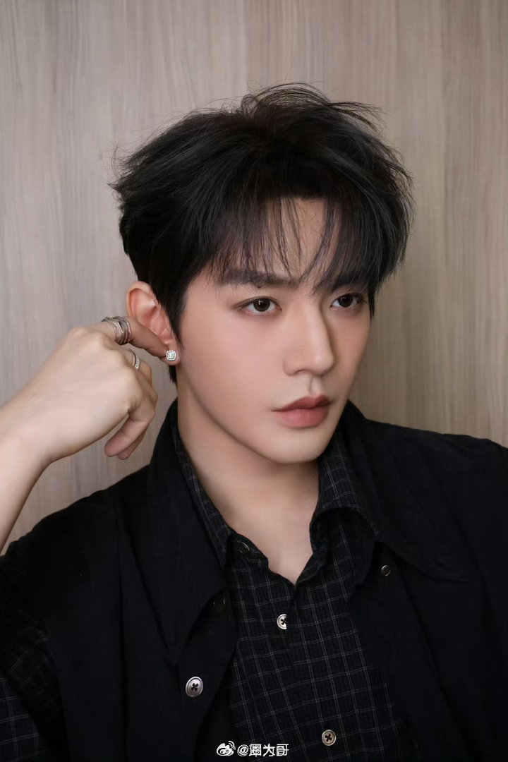 邓为工作室回应Ai短剧侵权 这下粉丝的心可以放肚子里了吧，邓为被ai短剧换脸后。