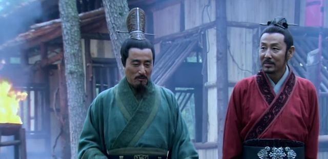 韩信被杀后，萧何在家摆酒庆贺，门客召平却穿着孝服哭丧说：“相国你的祸事到了，不久
