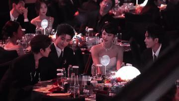 感觉这哥仨使出浑身解数逗王楚然开心，果然王楚然的美貌就算拿到娱乐圈也有众星捧月的