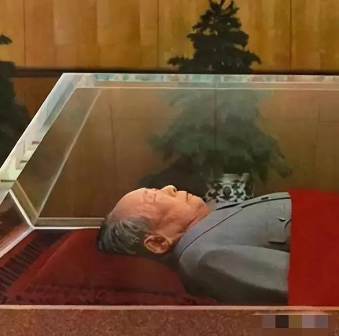躺在水晶棺里很多年的毛主席，如今看上去也还是和睡着了一般安详。这个特制的水晶棺不