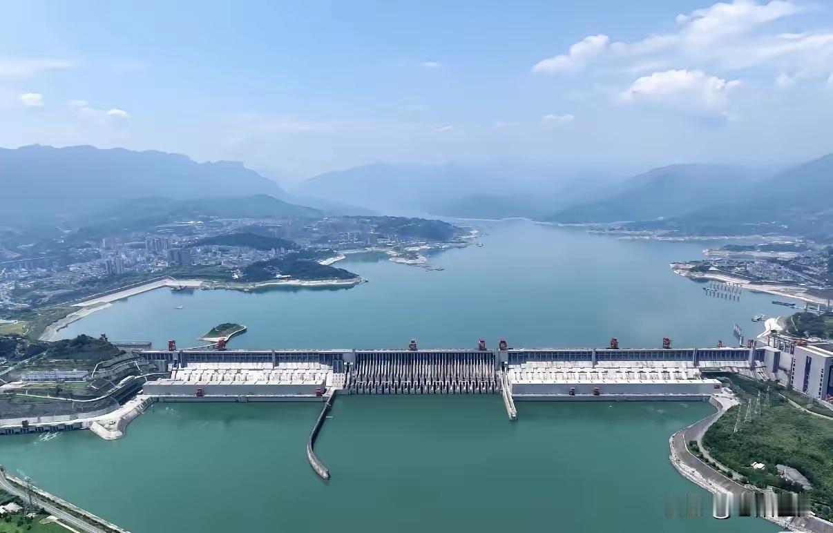 三峡新通道是另外搞一个支流，可能是分流一些小型船舶，葛洲坝拆除三号船闸，建双线？