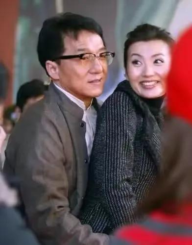 快看，成龙搂着的这个美女应该大家都熟悉吧！当年演电视剧《粉红女郎》里那可是美得一