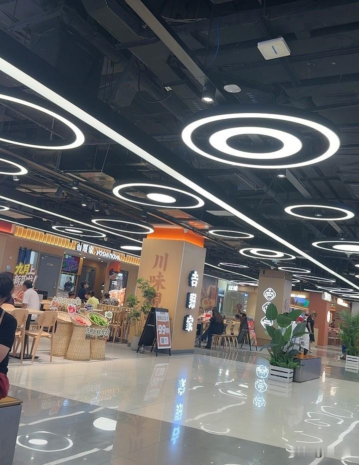 商场餐饮倒了一批又换一批，此起彼伏。

今天女儿打完球，说想吃“与你在一起”。结