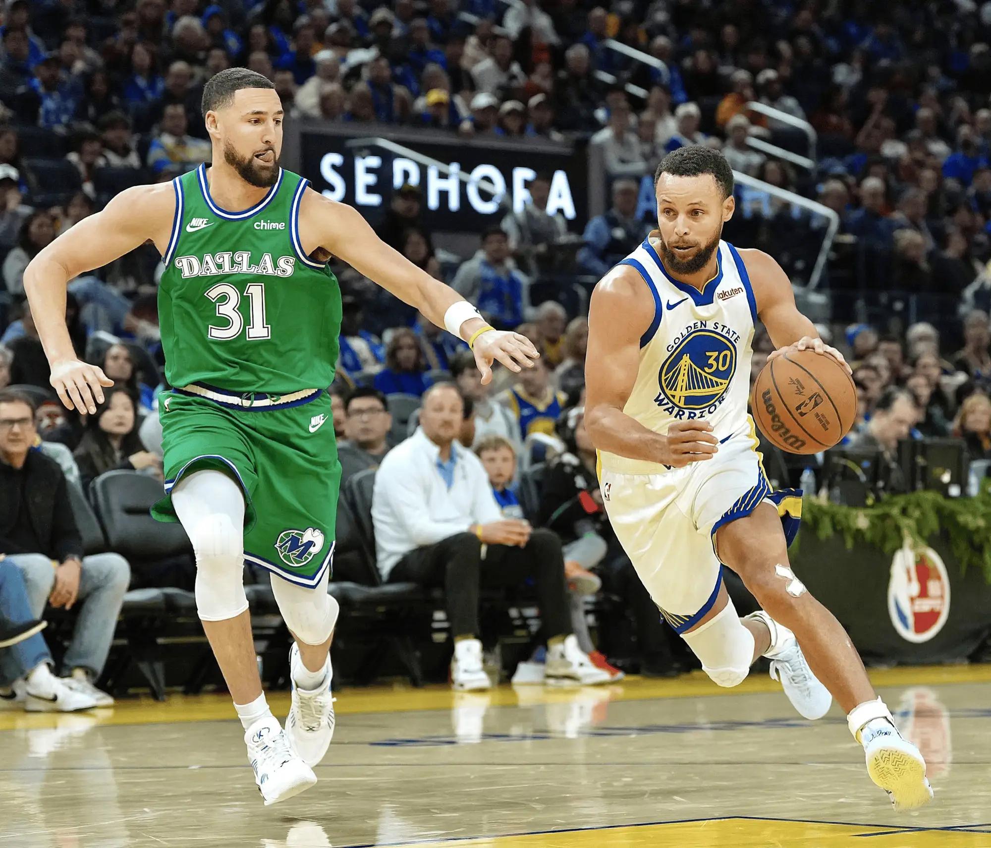 2025圣诞大战对阵独行侠，库里穿着圣诞配色安踏KT11，致敬前队友克莱汤普森，