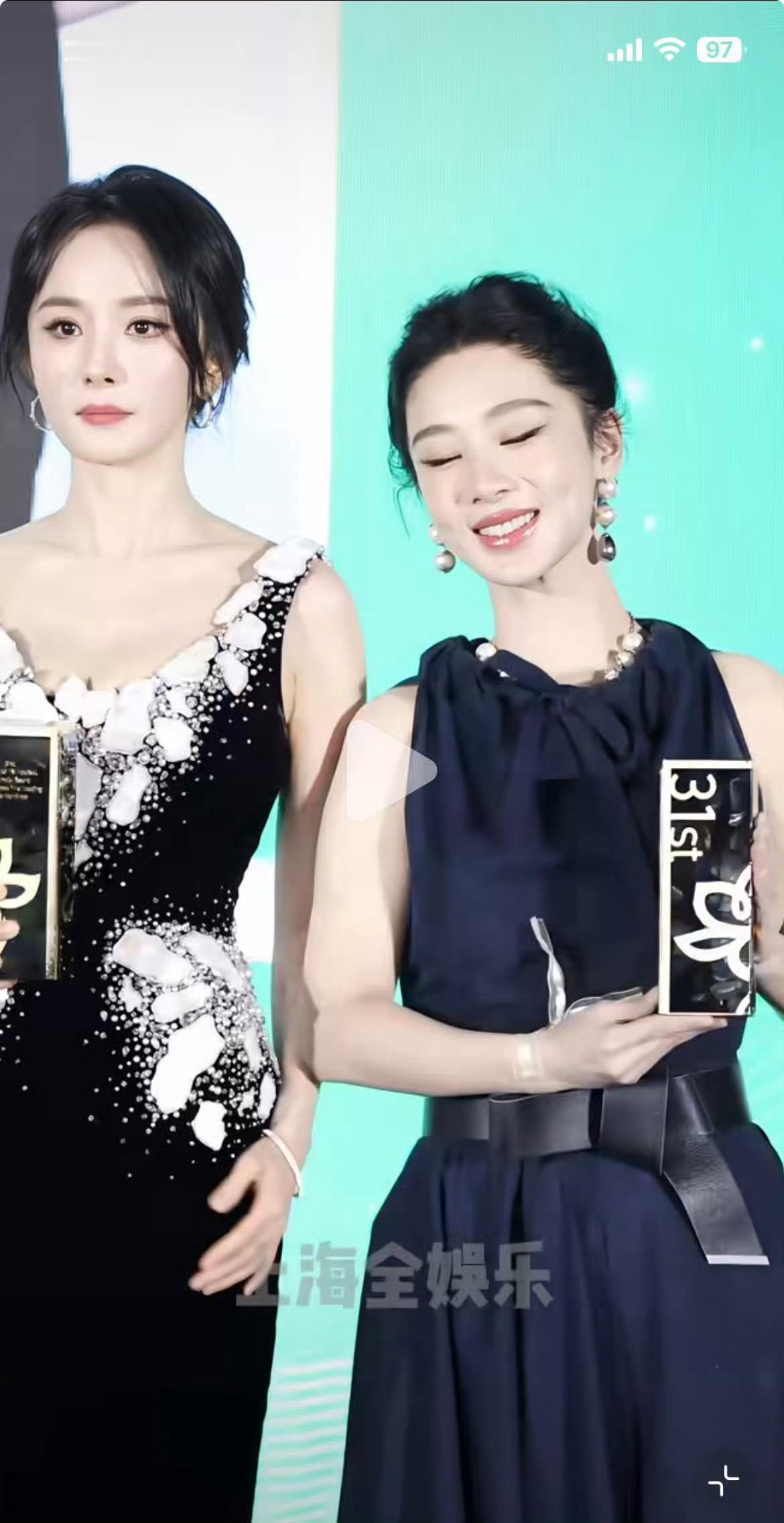 杨紫笑得好灿烂！好开心！生命树收视率扑街又怎样，只要上面老头喜欢就行了，收视率倒