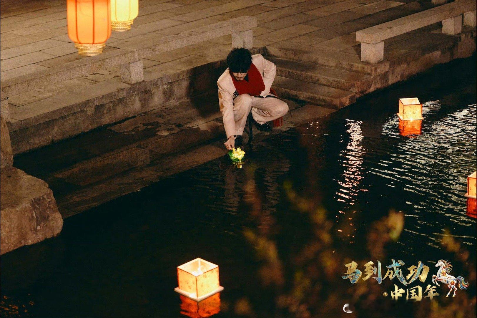 在央视小年晚会看到周传雄 周传雄出现在小年晚会，是我今年小年夜收到最好的礼物。《