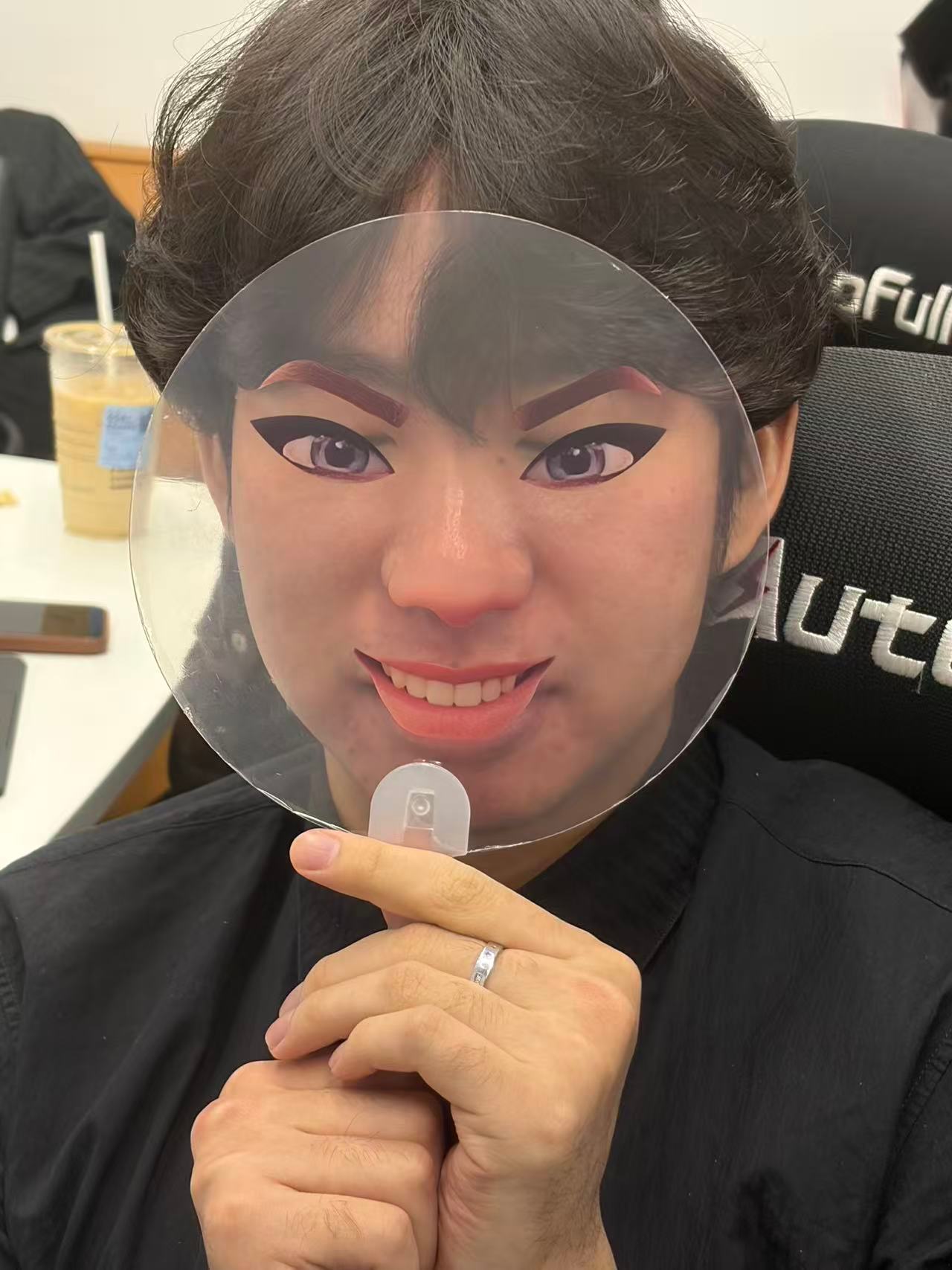 【小吉“顺手牵扇”的小故事🪭】每次staff发赛前视频的时候，小吉会悄悄凑过来