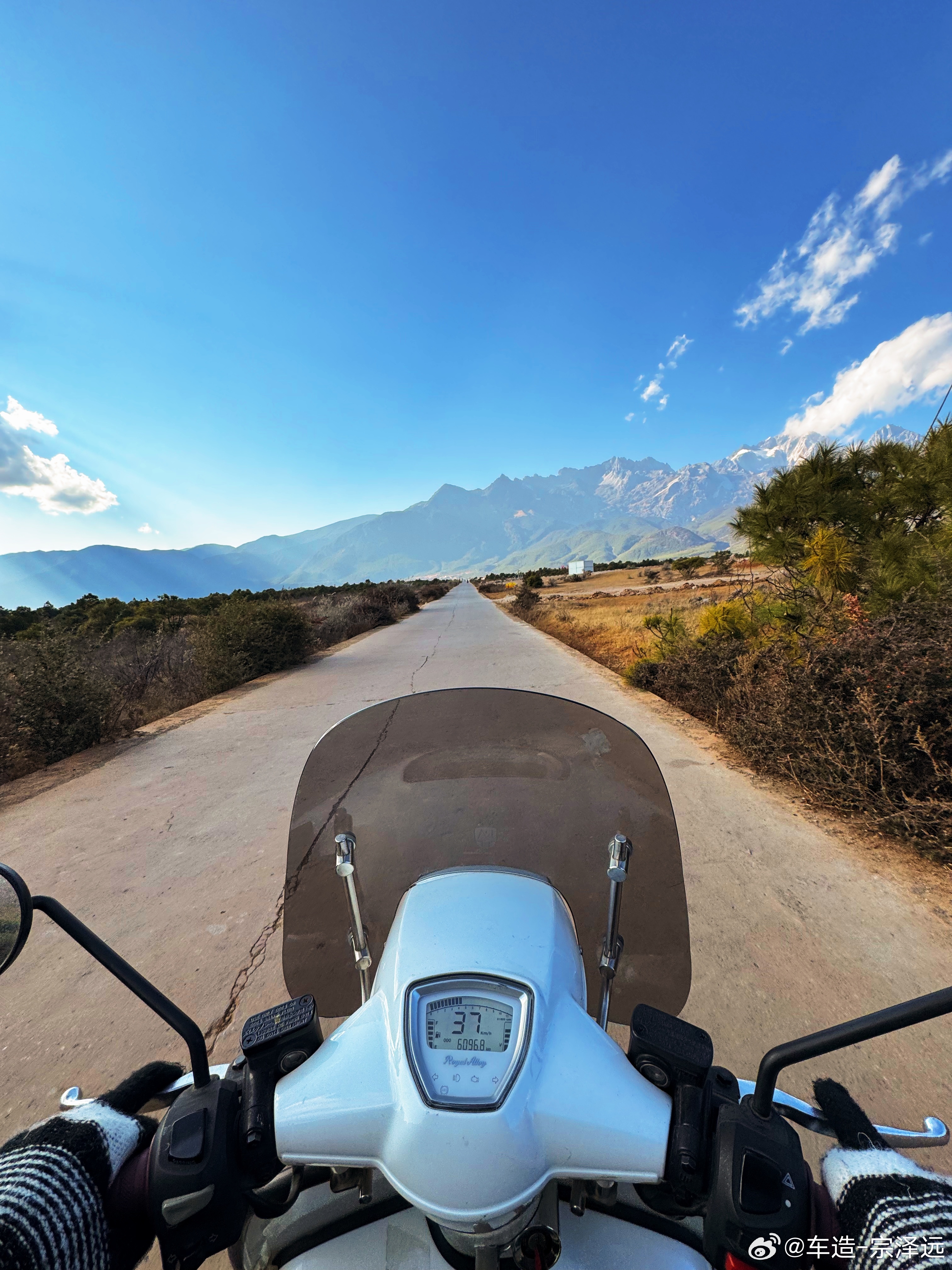 没想到时隔几年再骑RA是在玉龙雪山还是跟我之前那台同款配色