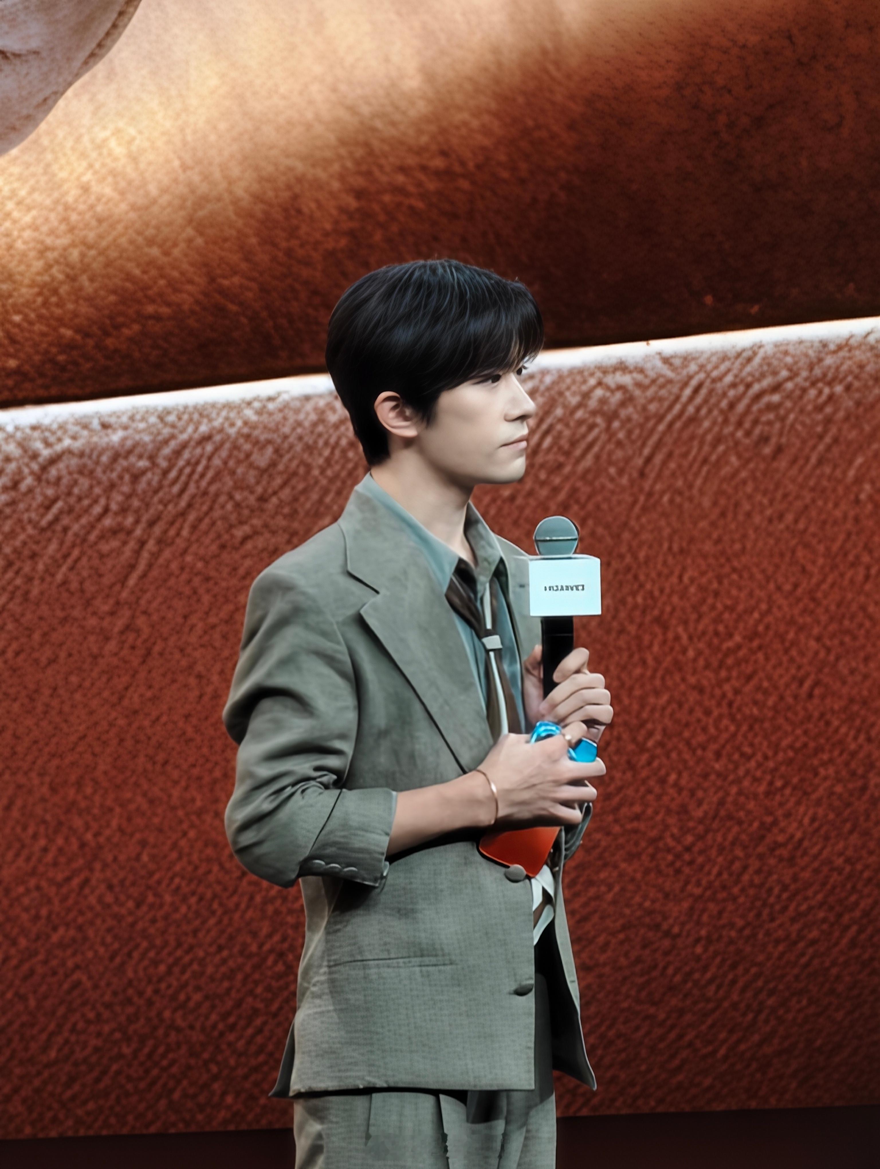 见到易烊千玺咯！华为发布会