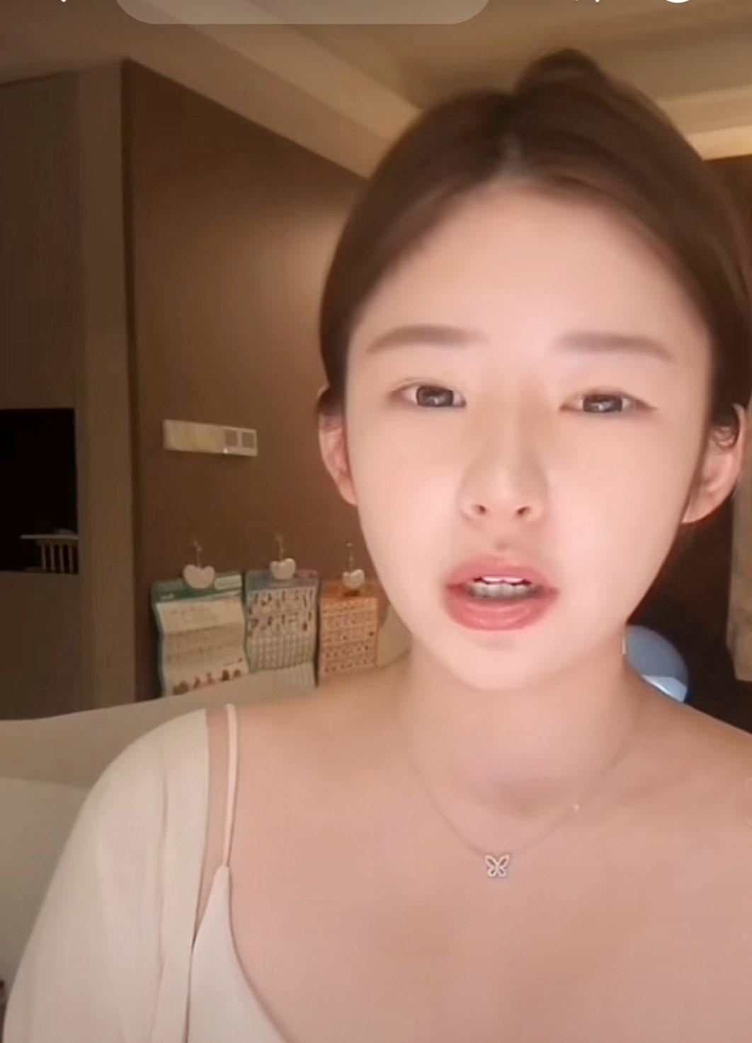 黄一鸣说奶奶带闪闪？这戏码比电视剧还精彩！在直播间突然爆料，她提了句“奶奶来带闪