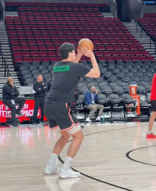 给阳光一定要灿杨瀚森时刻准备着！开拓者主场迎战猛龙赛前热身三分球12连中，在NB