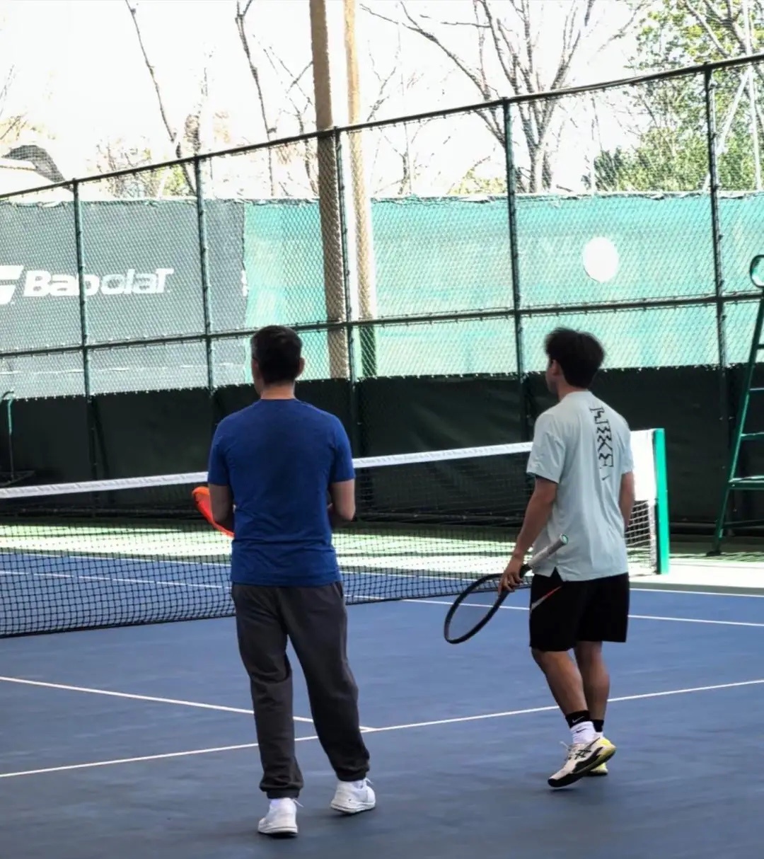 70岁张丰毅现身昆明体育馆打网球被偶遇，他身材高大健硕，胸肌饱满，两鬓的白发显现