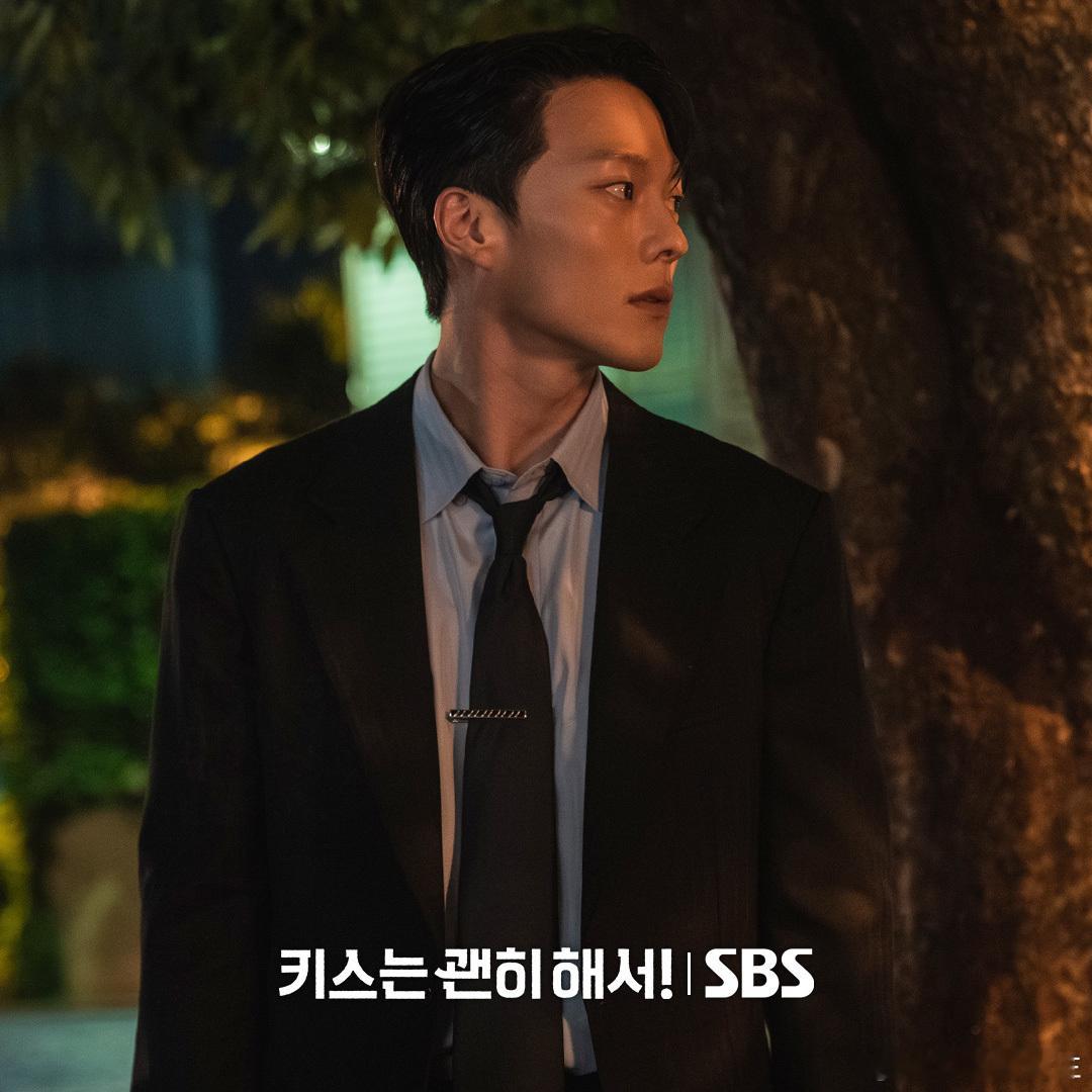 张基龙《一吻爆炸💥》新剧照 爱情高烧12月2日《一吻爆炸》剧组透露：本周播出的