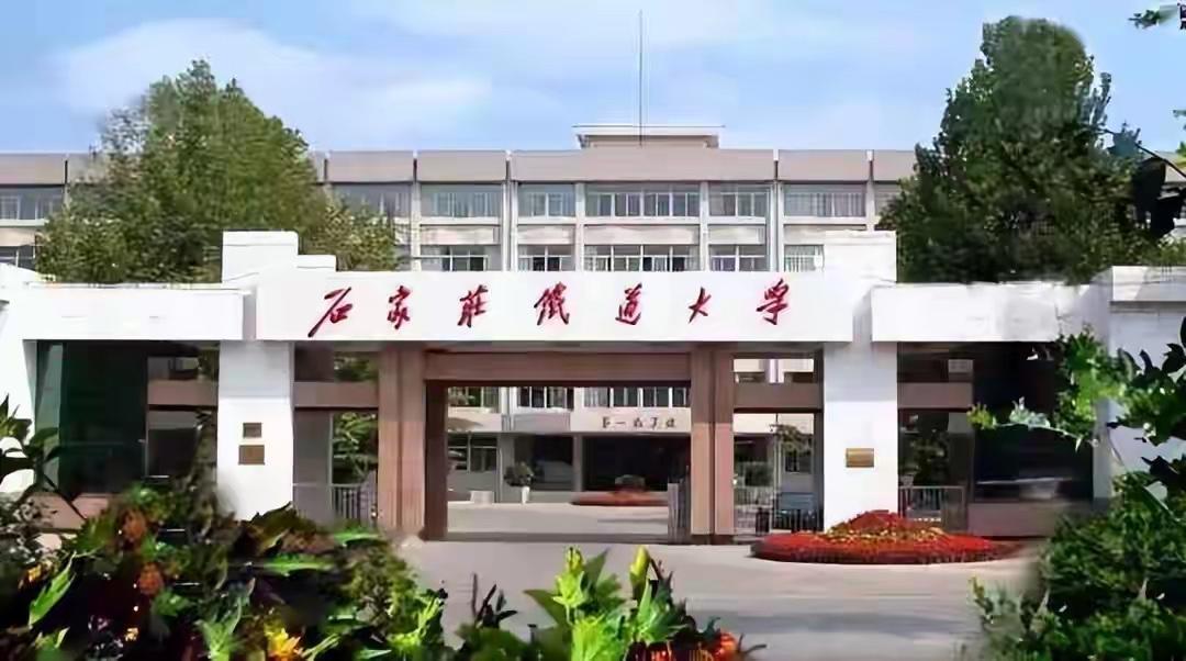 朋友们，如果把这个大学改一个字，让它更上一个档次，大家觉得应该怎么改呢？