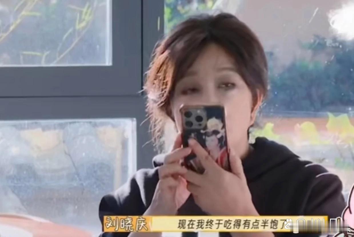 庆奶的手机壳就是她自己演的武则天剧照。 