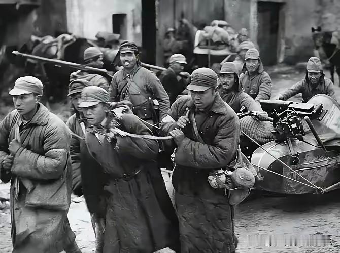 1949年，十个特务活埋了四十多个共产党，本以为自己立了大功。谁知，侧门突然闪进