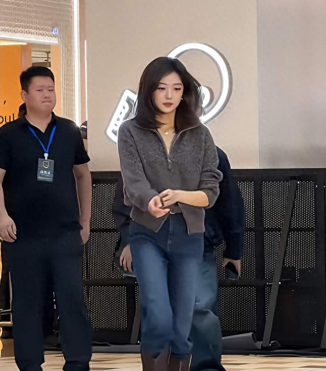 西安街头，孙千走过去那几步，路人的手机先抬起来了。