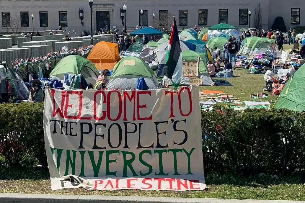 抗议的学生们，已经将哥伦比亚大学改名为“巴勒斯坦人民大学”。美帝的坍塌开始了。