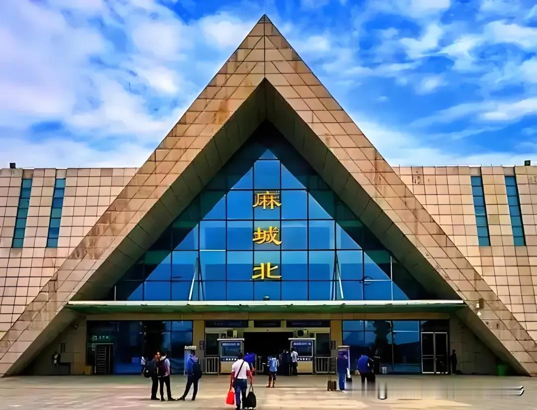 9月17日，伴随沿江高铁建设的加速推进，陪伴麻城人整整17年的麻城北站主站房正式