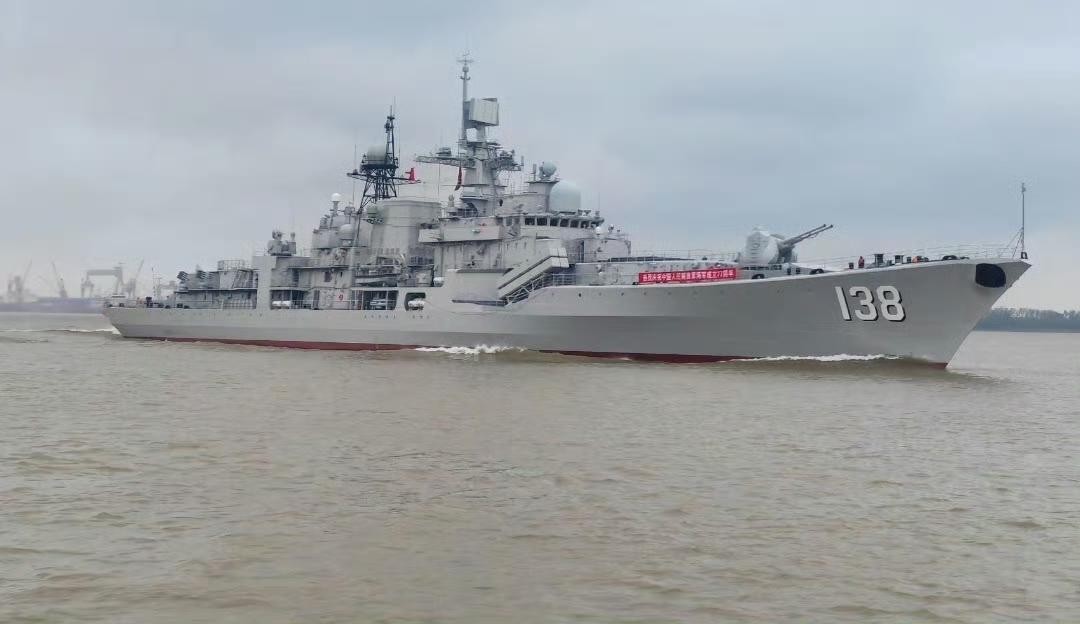 庆祝人民海军成立77周年，138泰州舰穿越江阴大桥荣归州港！
从视频截图可以看到