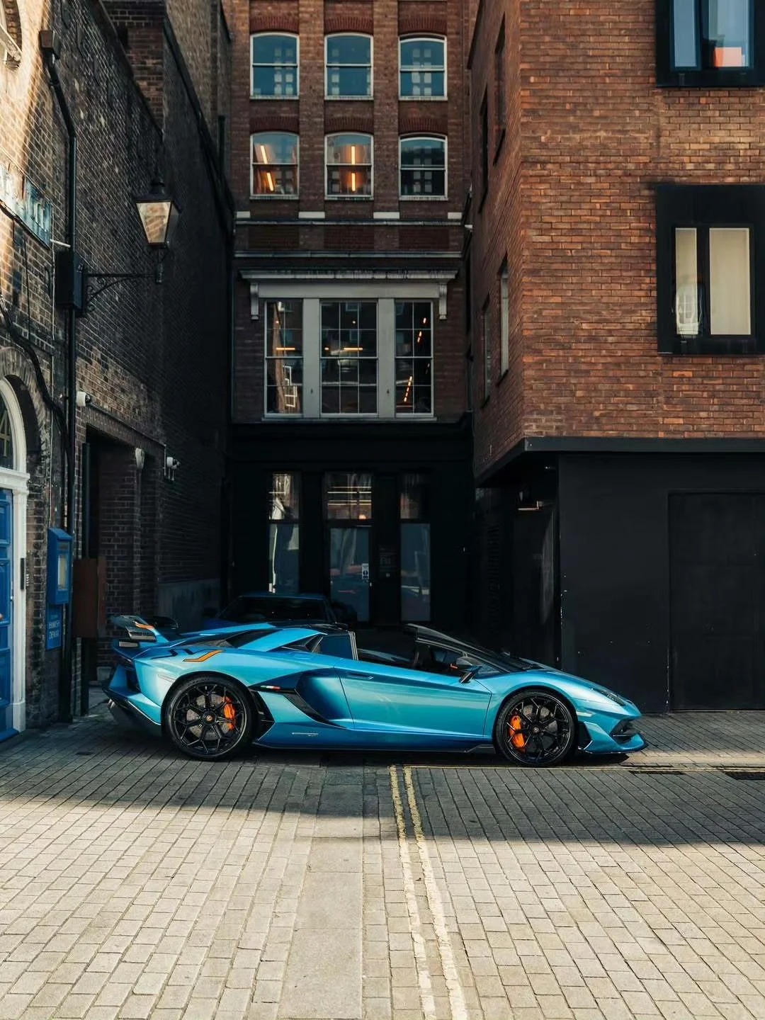 同色系的Lamborghini Aventador和Revuelto，你选哪个？