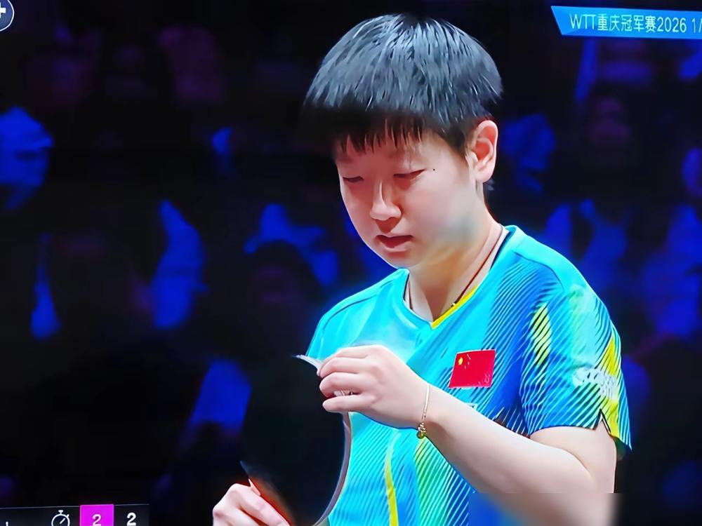 昨天WTT重庆冠军赛女单八强战，孙颖莎2-4输给队友蒯曼，连冠梦碎止步八强。