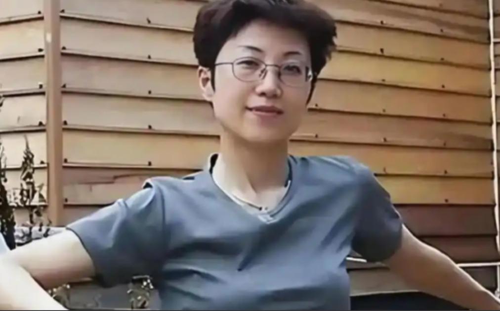 她持美国绿卡带着丈夫和5岁儿子回国探亲，返程在北京首都机场准备离境时，被国家安全