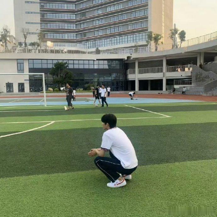 宋威龙凌霄重回高中母校 七年时光一晃而过，宋威龙再回校园，27岁的凌霄依旧少年感