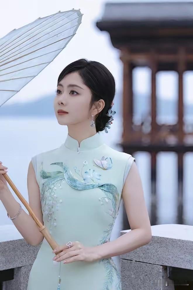 七绝～文/小溪若岚
绣凤青衣伫水滨，
含情伞下渡红尘。
休说端午人情淡，
一个佳