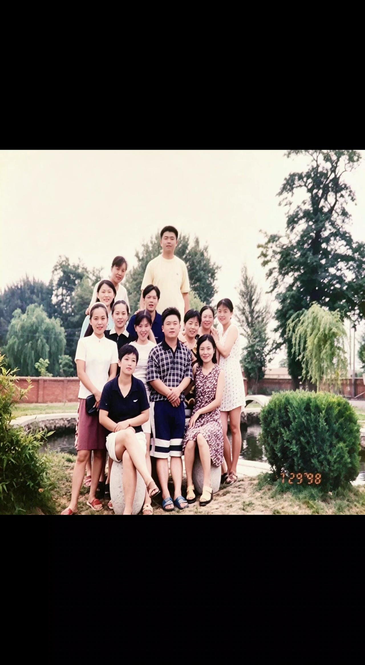 同事合影留念。
老照片里的笑却没褪色。时光是个偏心的匠人，总把温暖打磨得更亮✨