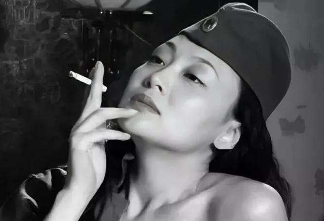 1935年，戴笠最得意的女学生向影心正与日本海军武官贴身热舞。当武官的手滑向她旗