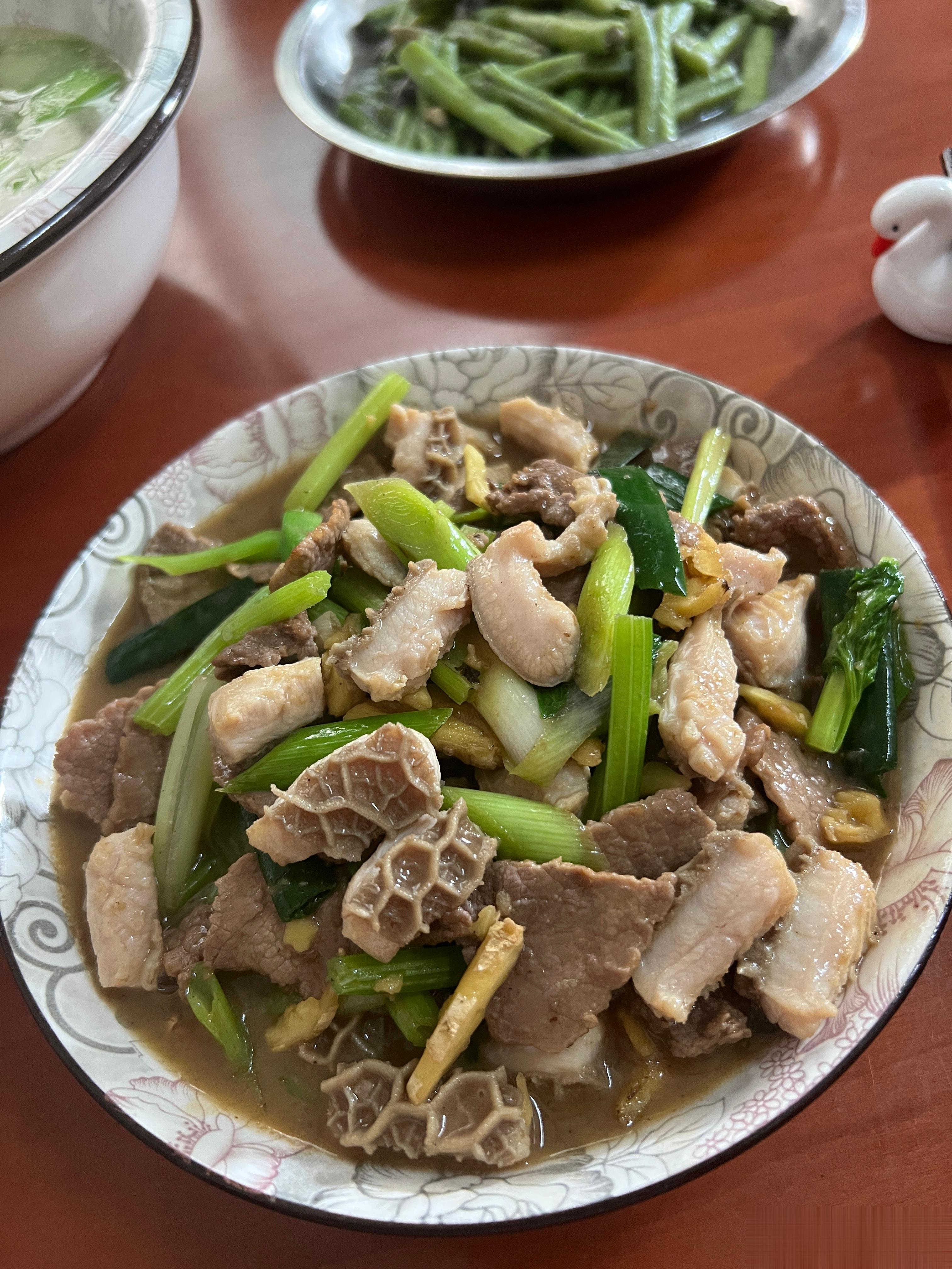#晚餐# 炒牛杂，豆角，丝瓜碎肉汤 ​​​