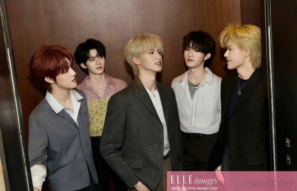 登陆少年ELLEMEN风尚大典，出发图和彩排站位不一样引发热议。 ​​​