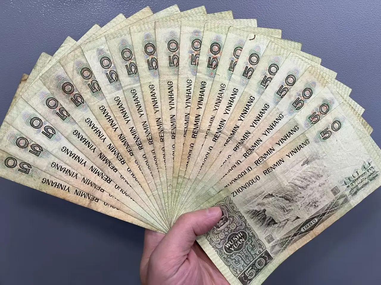 前几年，邮政公司的朋友年底分了任务，每人要推销二十本第四套人民币大全。他找到我时