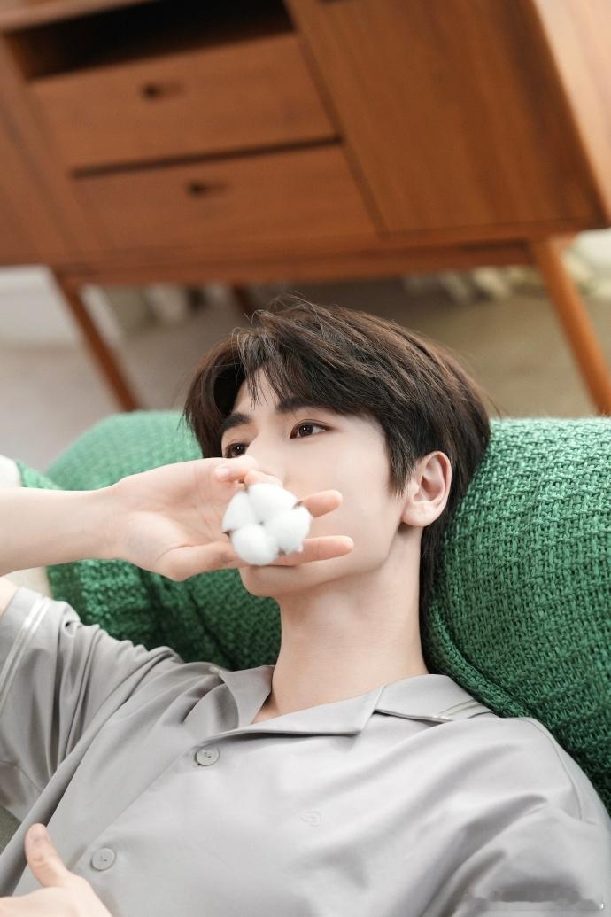张凌赫纯棉质感居家男友张凌赫静享自在时光 张凌赫静享自在时光，张凌赫纯棉质感居家