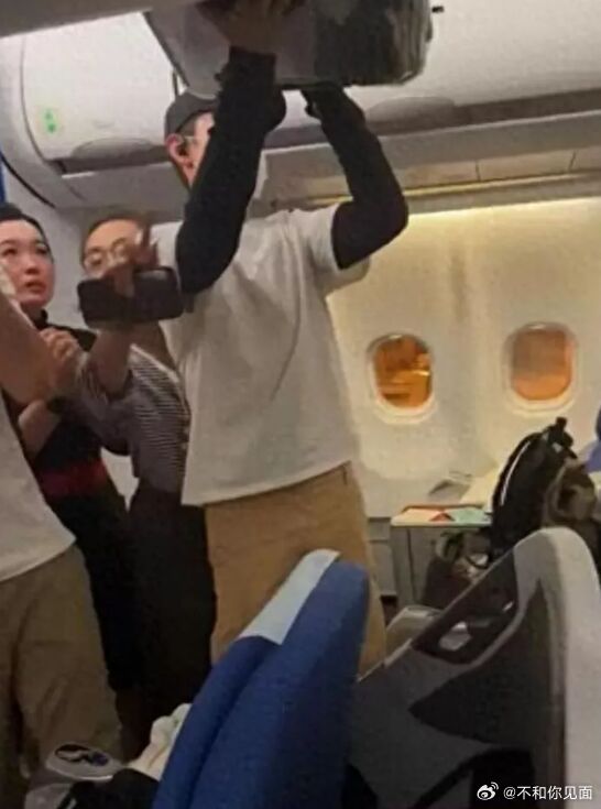胡歌娶了他的执行经纪人被全网说“配不上”，飞机上有人贴脸拍他她伸手挡住轻声说了一