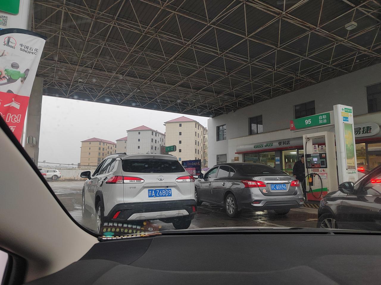 油价又将上涨，加油站车子排成长龙，我也是芸芸众生之一。