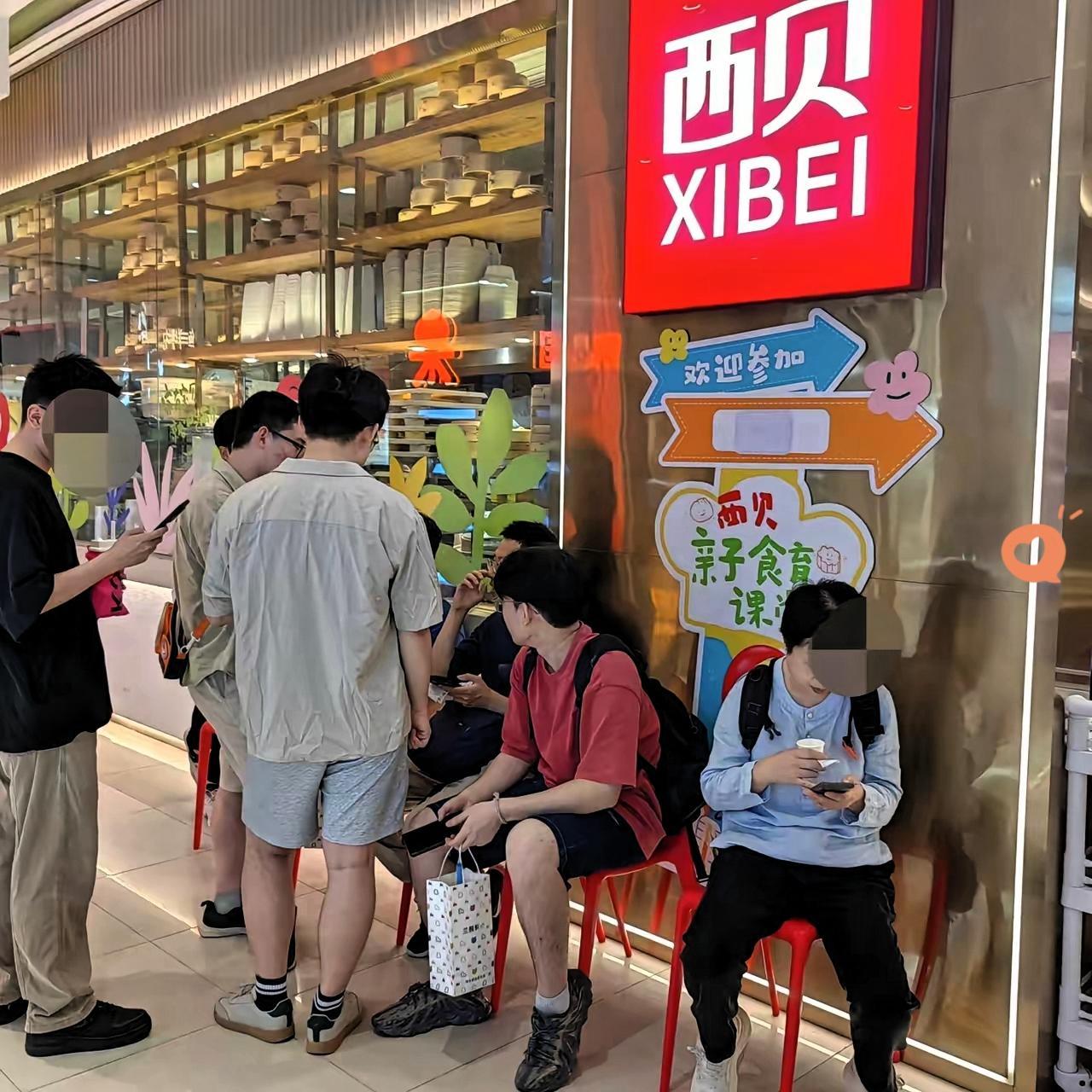 家人们，西贝这次真的“翻车”大出圈！最近西贝后厨直播，本想自证没全用预制菜，结果