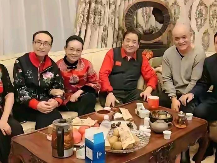 姜昆老师在加利福尼亚唱《我和我的祖国》，是唱给谁听的？
当然是唱给在美侨胞听的外