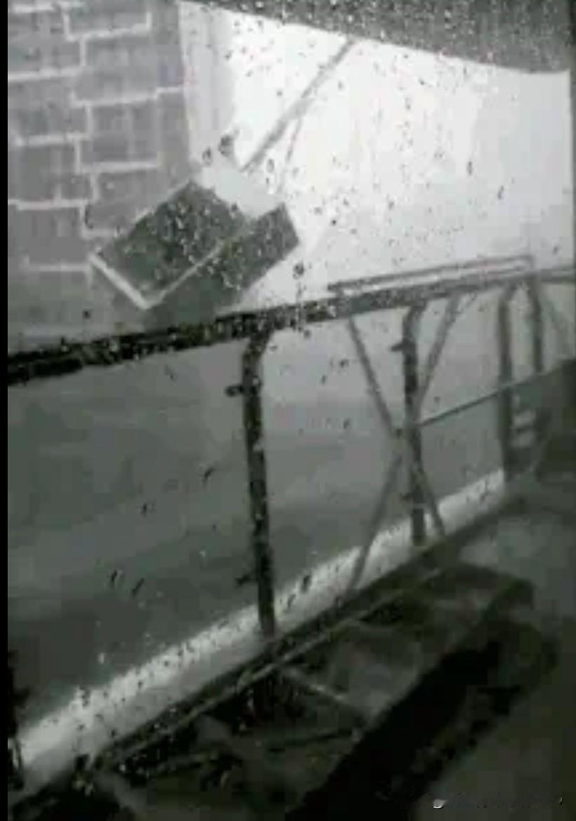 可怕的巴威！雨点从下午两三点就开始了，而到五点左右开始，大风大雨如约而至！
手机