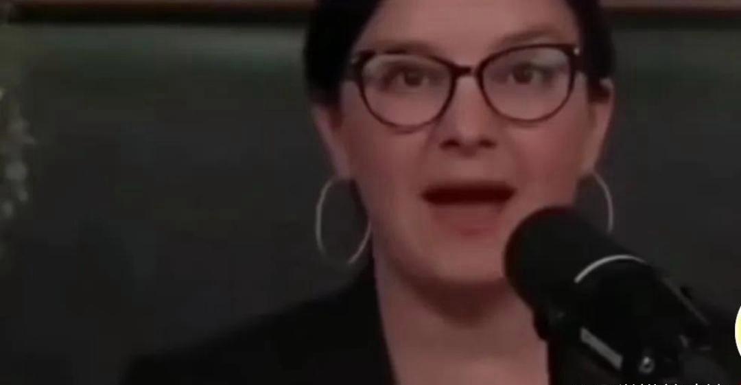 美国人再次聚焦于与中国可能爆发军事冲突的话题。
一位女性议员询问国务卿鲁比奥，假