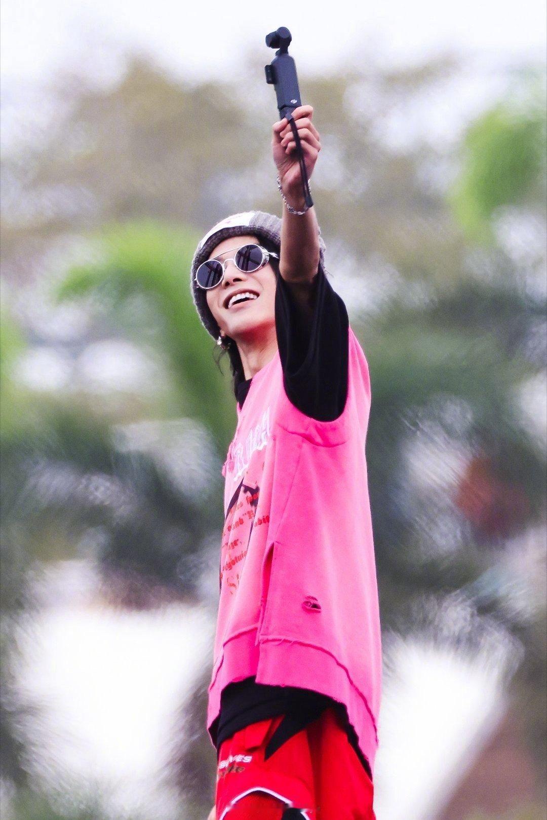 华晨宇突袭上台 现场观众也太幸福了吧！华晨宇突然现身舞台，毫无预兆的突袭直接点燃