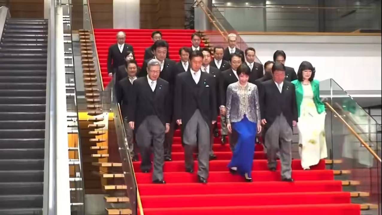 9月17日，高市早苗内阁改组后全体合影#高市内阁全体阁僚提交辞呈#