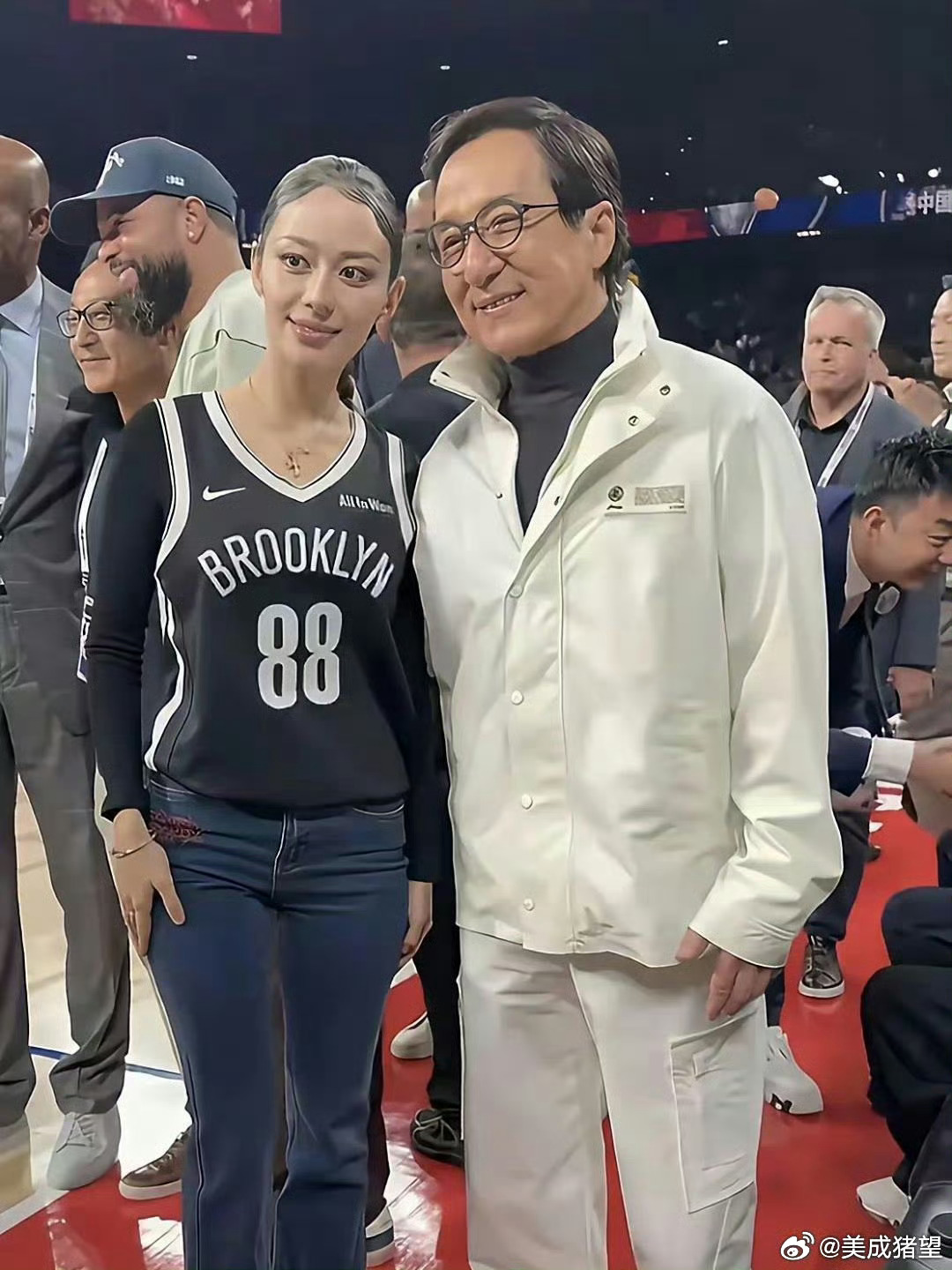 不怪成龙笑的那么开心，这颜值，换谁谁不是 