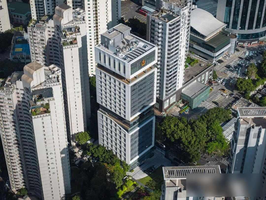 一个派出所竟然有这一栋楼，没错你们看错，就是这一栋几十层的大楼，正是深圳市公安局